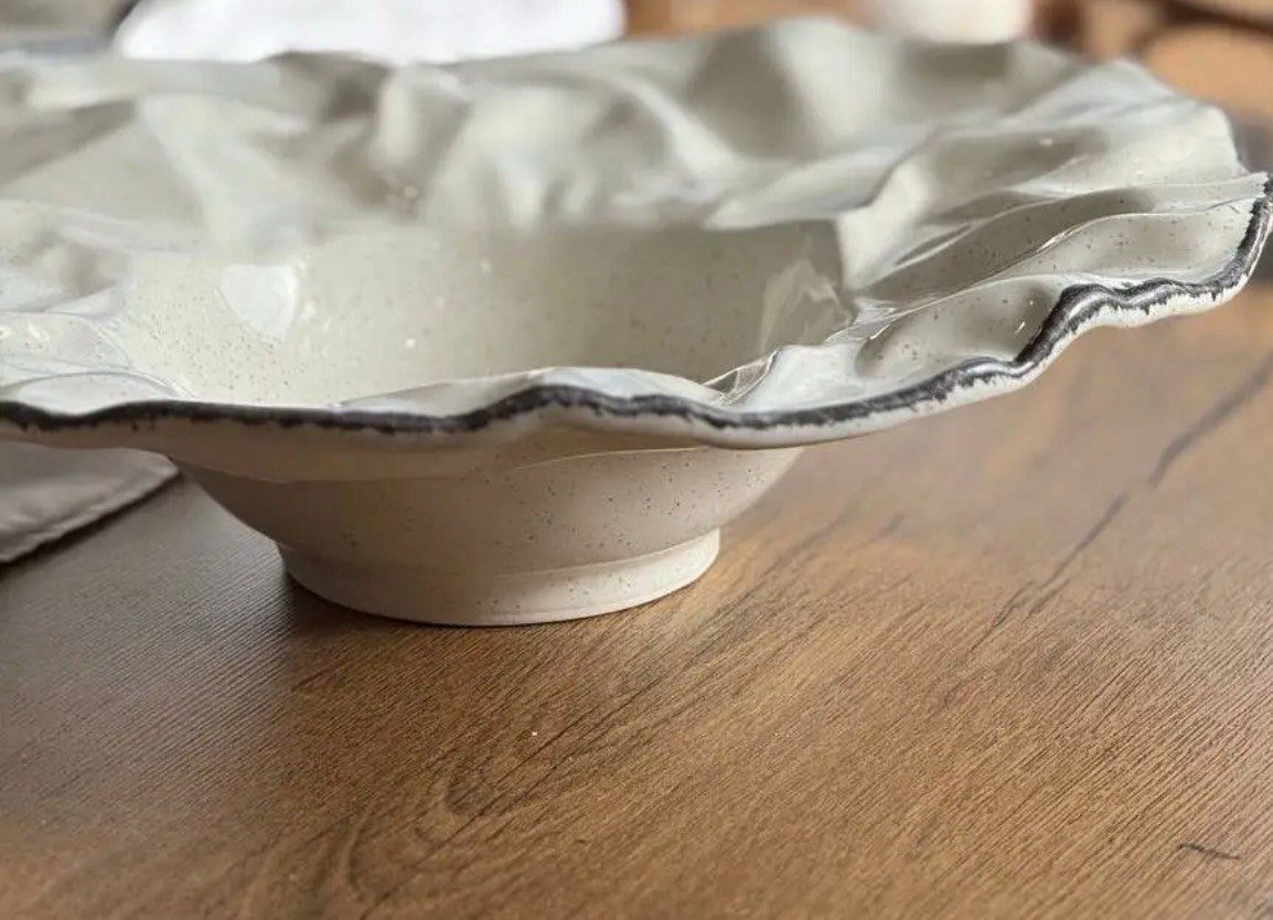 Handgefertigter Keramik-Teller „Waves of Calm“ – Organischer Rand, Warmes Elfenbein